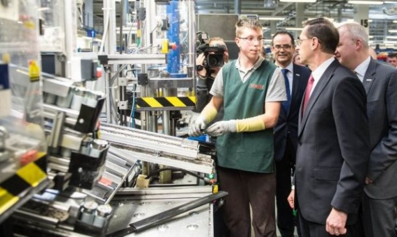 Minister for National Economy Varga (second from right) at the Bosch plant in Miskolc